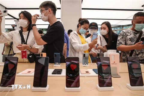 Điện thoại thông minh của Huawei được bày bán tại một cửa hàng ở Thượng Hải, Trung Quốc ngày 23/6/2020. (Nguồn: AFP/TTXVN) 