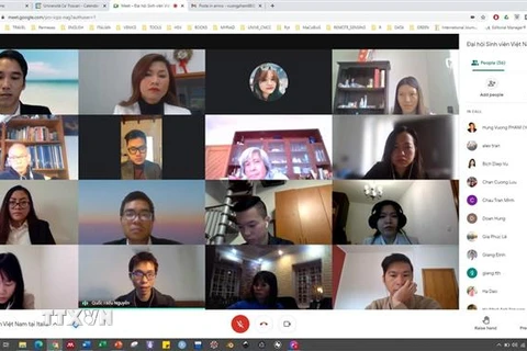 Các đại biểu sinh viên Việt Nam tham dự Đại hội trực tuyến. (Ảnh: Hải Linh/TTXVN) 