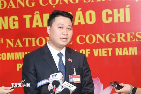 Đại biểu Hà Đức Minh (đoàn Đảng bộ tỉnh Lào Cai), đại biểu trẻ tuổi nhất Đại hội, trả lời phỏng vấn. (Nguồn: TTXVN) 