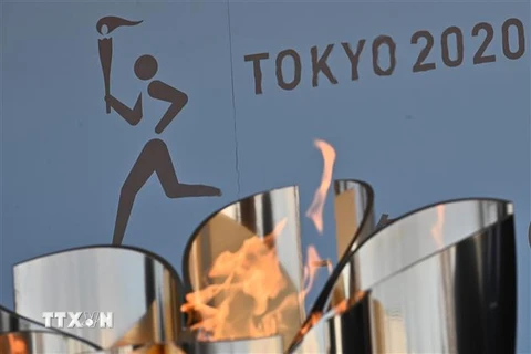 Biểu tượng ngọn đuốc Olympic Tokyo 2020 được trưng bày tại khu công viên thủy sinh Aquamarine Fukushima ở Iwaki, tỉnh Fukushima ngày 25/3/2020. (Nguồn: AFP/TTXVN) 