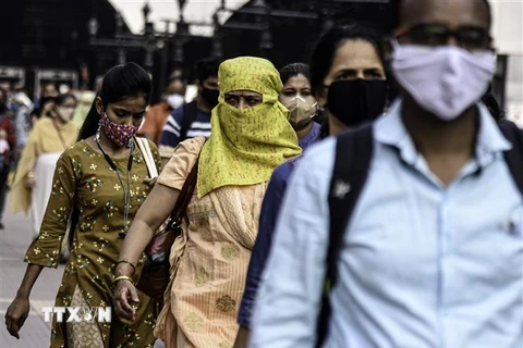 Người dân đeo khẩu trang phòng lây nhiễm COVID-19 tại Mumbai, Ấn Độ, ngày 1/2/2021. (Nguồn: THX/TTXVN) 