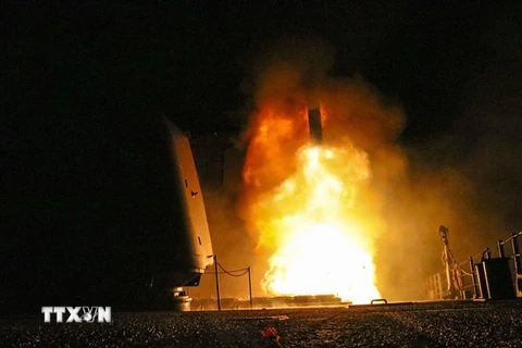 Tàu khu trục USS Monterey phóng tên lửa tấn công Tomahawk. (Nguồn: AFP/TTXVN) 