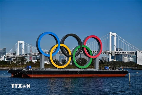 Biểu tượng của Olympic Tokyo tại Tokyo, Nhật Bản, ngày 1/12/2020. (Nguồn: AFP/TTXVN) 