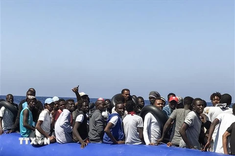 Người di cư được tàu cứu hộ 'Ocean Viking' cứu tại vùng biển Địa Trung Hải ngày 11/8/2019. (Nguồn: AFP/TTXVN) 