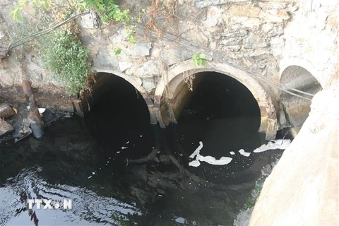 Nước thải chảy thẳng ra con kênh qua hẻm 11, đường Nguyễn Gia Thiểu, phường 12, thành phố Vũng Tàu gây ô nhiễm nghiêm trọng. (Ảnh: Hoàng Nhị/TTXVN) 