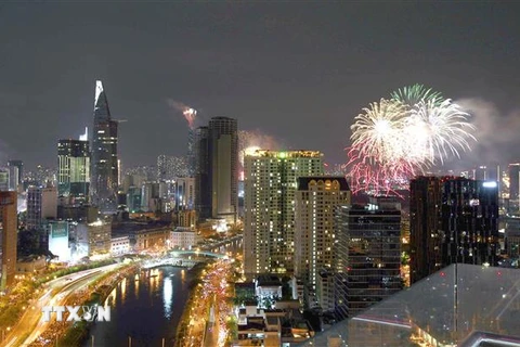 Thành phố Hồ Chí Minh bắn pháo hoa dịp Tết dương lịch 2021. (Ảnh: Thanh Vũ/TTXVN) 