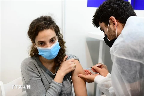 Nhân viên y tế tiêm vắcxin phòng COVID-19 cho người dân tại Tel Aviv, Israel, ngày 4/2/2021. (Nguồn: THX/TTXVN) 