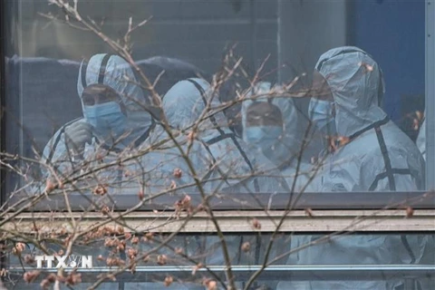 Nhóm chuyên gia Tổ chức Y tế Thế giới (WHO) trong chuyến thăm và làm việc tại Trung tâm Kiểm soát và ngăn ngừa dịch bệnh tỉnh Hồ Bắc, Trung Quốc ngày 2/2/2021. (Nguồn: AFP/TTXVN) 