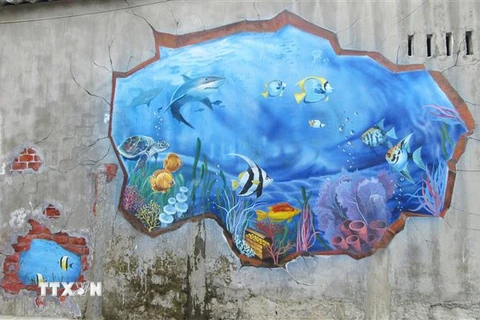 Bức tranh tường tại làng Hòn Thiên. (Ảnh: Nguyễn Thành/TTXVN) 