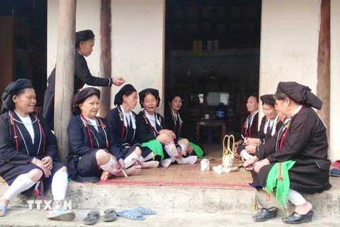 Một buổi sinh hoạt của câu lạc bộ hát Soọng cô tại huyện Tam Đảo, tỉnh Vĩnh Phúc. (Ảnh: Nguyễn Thảo/TTXVN) 