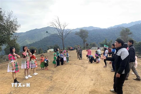 Các thanh niên dân tộc Mông ở xã Nậm Lạnh, huyện Sốp Cộp ném trái pa pao để giao duyên trong dịp Năm mới. (Ảnh: Hữu Quyết/TTXVN) 