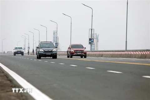 Các phương tiện bắt đầu được đi lại trên cầu Thăng Long. (Ảnh: Phan Tuấn Anh/TTXVN) 