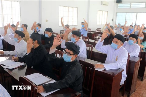 Các đại biểu biểu quyết về cơ cấu, thành phần, số lượng người ứng cử đại biểu Quốc hội khóa XV của tỉnh Vĩnh Long. (Ảnh: Phạm Minh Tuấn/TTXVN) 
