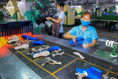 Công nhân sản xuất giày da tại Khu công nghiệp Sóng Thần, thành phố Dĩ An, tỉnh Bình Dương. (Ảnh: Chí Tưởng/TTXVN) 