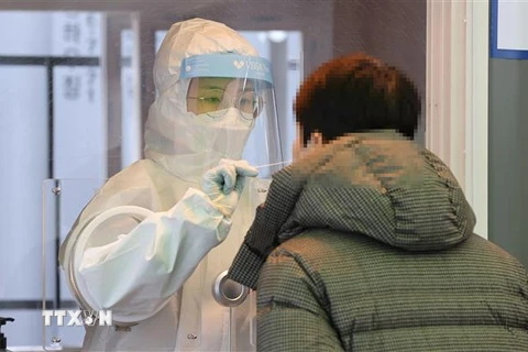 Nhân viên y tế lấy mẫu xét nghiệm COVID-19 cho người dân tại Seoul, Hàn Quốc ngày 23/1/2021. (Nguồn: Yonhap/TTXVN) 