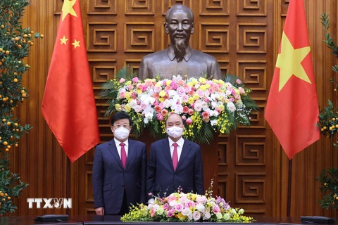 Thủ tướng Nguyễn Xuân Phúc với ông Triệu Khắc Chí tại buổi tiếp. (Ảnh: Thống Nhất/TTXVN) 
