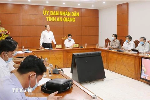 Chủ tịch Ủy ban Nhân dân tỉnh An Giang Nguyễn Thanh Bình phát biểu tại cuộc họp. (Ảnh: Công Mạo/TTXVN) 