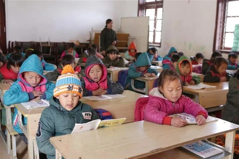 Học sinh mặc đủ ấm khi đến lớp đảm bảo sức khỏe để chống chọi với thời tiết khắc nhiệt trên cao nguyên đá Sìn Hồ tỉnh Lai Châu. (Ảnh: Quý Trung/TTXVN) 