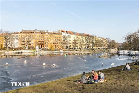 Người dân thư giãn bên dòng kênh Landwehr ở Berlin, trong bối cảnh số ca nhiễm COVID-19 gia tăng trở lại ở Đức, ngày 24/2/2021. (Nguồn: THX/TTXVN) 