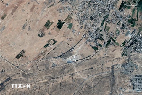 Những tòa nhà (giữa) bị phá hủy sau vụ không kích của không quân Mỹ xuống khu vực cửa khẩu gần Alm-Qaim, biên giới Syria và Iraq ngày 26/2/2021. (Nguồn: AFP/TTXVN) 