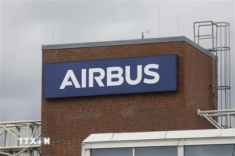 Biểu tượng Airbus tại nhà máy ở Hamburg, Đức, ngày 8/7/2020. (Nguồn: AFP/TTXVN) 
