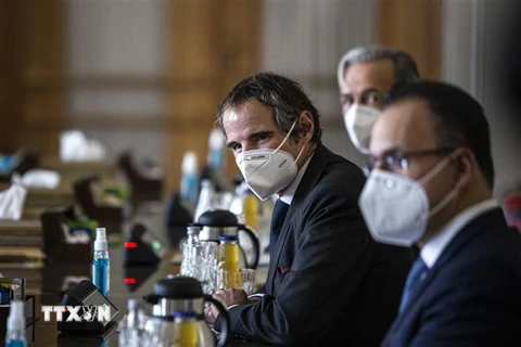 Tổng Giám đốc Cơ quan Năng lượng Nguyên tử Quốc tế (IAEA) Rafael Grossi (thứ 2, phải) trong cuộc gặp Ngoại trưởng Iran Mohammad Javad Zarif tại Tehran, ngày 21/2/2021. (Nguồn: THX/TTXVN) 