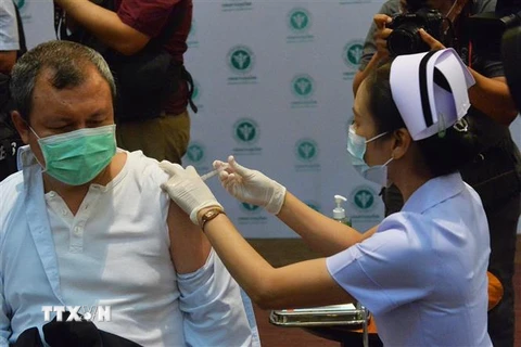 Nhân viên y tế tiêm vắcxin phòng COVID-19 cho người dân tại Bangkok, Thái Lan, ngày 28/2/2021. (Nguồn: THX/TTXVN) 