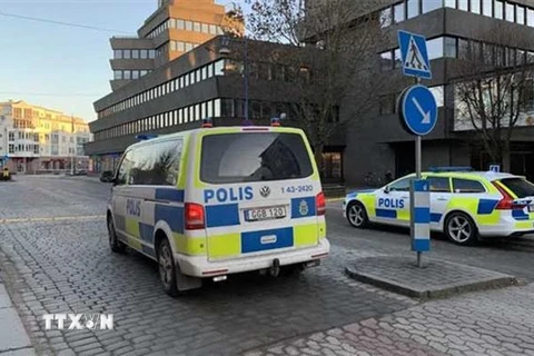 Cảnh sát phong tỏa hiện trường vụ tấn công bằng dao ở thành phố Vetlanda, Thụy Điển, ngày 3/3/2021. (Nguồn: SVT/TTXVN) 