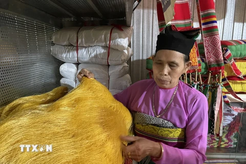 Người phụ nữ Mường đam mê giữ gìn nghề dệt vải thổ cẩm truyền thống