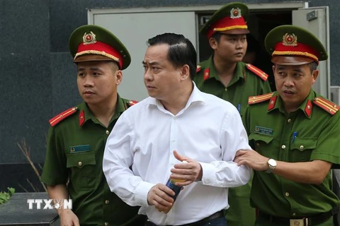 Cảnh sát dẫn giải bị cáo bị cáo Phan Văn Anh Vũ (sinh năm 1975, Chủ tịch Hội đồng quản trị Công ty cổ phần Xây dựng 79, Công ty cổ phần Bắc Nam 79) về trại giam. (Ảnh: Doãn Tấn/TTXVN) 