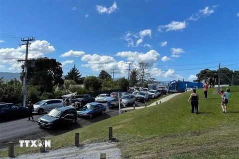 Người dân sơ tán khỏi nhà ở Whangarei, New Zealand, khi cảnh báo sóng thần được ban bố ngày 5/3/2021. (Nguồn: THX/TTXVN) 