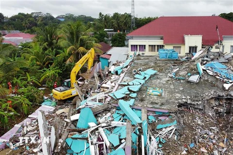 Máy xúc được triển khai phục vụ công tác cứu hộ sau trận động đất tại Mamuju, tỉnh Tây Sulawesi, Indonesia, ngày 17/1/2021. (Nguồn: THX/TTXVN) 