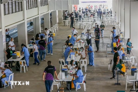 Một điểm tiêm chủng vaccine ngừa COVID-19 tại Marikina, Philippines, ngày 2/3/2021. (Nguồn: THX/TTXVN) 