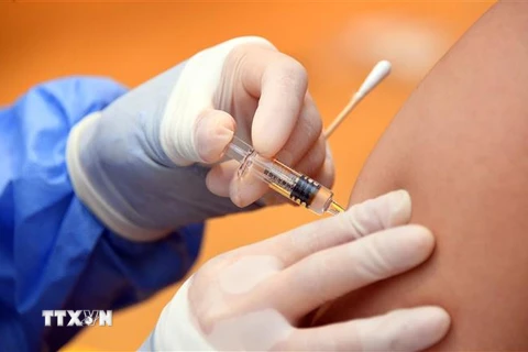 Tiêm vaccine phòng COVID-19 cho người dân tại Bắc Kinh, Trung Quốc, ngày 22/2/2021. (Nguồn: THX/TTXVN) 