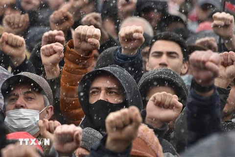 Những người ủng hộ lực lượng đối lập Armenia biểu tình tại thủ đô Yerevan ngày 20/2/2021, yêu cầu Thủ tướng Nikol Pashinyan từ chức. (Nguồn: AFP/TTXVN) 