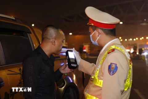 [Photo] CSGT ra quân xử phạt lái xe vi phạm nồng độ cồn và ma túy
