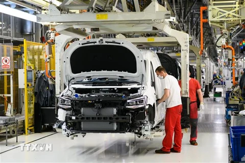 Công nhân làm việc tại nhà máy sản xuất ôtô của hãng Volkswagen ở Poznan, Ba Lan, ngày 27/4/2020. (Nguồn: PAP/TTXVN) 