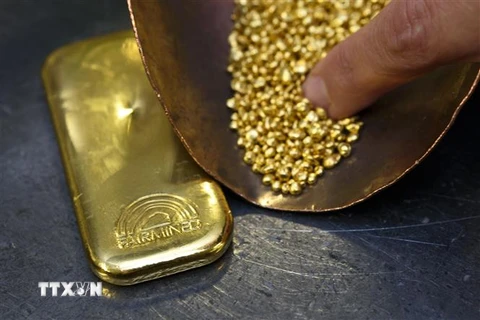 Vàng được giới thiệu tại một cửa hàng kim hoàn của Chopard gần Geneva, Thụy Sĩ. (Nguồn: AFP/TTXVN) 