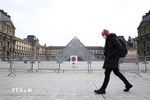 Người dân đeo khẩu trang để phòng COVID-19 ở Paris, Pháp. (Nguồn: THX/TTXVN) 