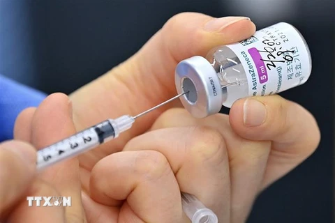 Nhân viên y tế chuẩn bị tiêm vaccine ngừa COVID-19 của AstraZeneca cho người dân tại Seoul, Hàn Quốc ngày 26/2/2021. (Nguồn: Yonhap/TTXVN) 