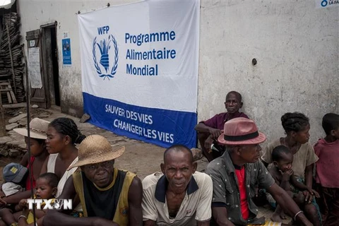 Người dân đợi nhận lương thực cứu trợ của Chương trình Lương thực thế giới (WFP) ở Madagascar. (Nguồn: AFP/TTXVN) 