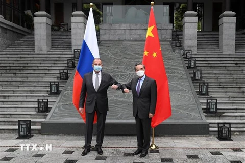Ngoại trưởng Trung Quốc Vương Nghị (phải) trong cuộc gặp người đồng cấp Nga Sergei Lavrov tại thành phố Quế Lâm, Khu tự trị dân tộc Choang Quảng Tây (Trung Quốc) ngày 22/3/2021. (Nguồn: THX/TTXVN) 