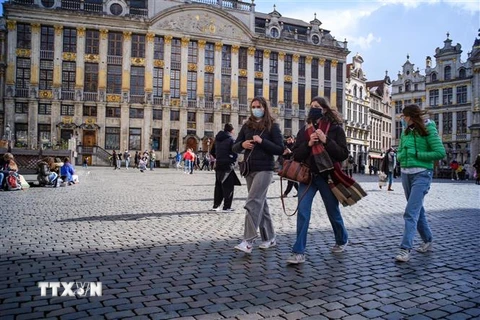 Người dân đeo khẩu trang phòng dịch COVID-19 khi lưu thông trên đường phố ở thủ đô Brussels, Bỉ ngày 13/3/2021. (Nguồn: THX/TTXVN) 