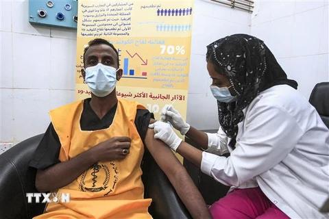 Tiêm vaccine ngừa COVID-19 cho một nhân viên y tế tại Khartoum, Sudan ngày 9/3/2021. (Nguồn: THX/TTXVN) 
