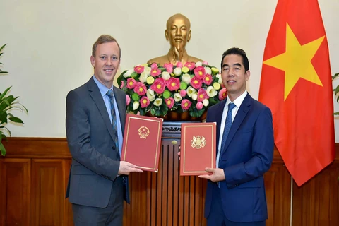 Lễ trao đổi Công hàm khẳng định ngày có hiệu lực của Hiệp định thương mại tự do giữa Việt Nam và Anh. (Nguồn: Báo Thế giới và Việt Nam) 