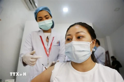 Nhân viên y tế tiêm vaccine cho người dân tại Phnom Penh, Campuchia ngày 2/3/2021. (Nguồn: THX/TTXVN) 