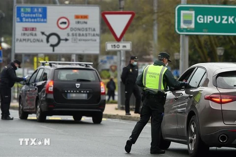 Cảnh sát kiểm tra các phương tiện tại cửa khẩu biên giới Pháp-Tây Ban Nha. (Nguồn: AFP/TTXVN) 