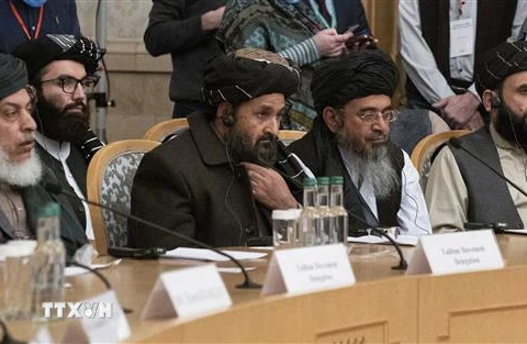 Phái đoàn của Taliban do người sáng lập Mullah Abdul Ghani Baradar (giữa) dẫn đầu trong cuộc đàm phán hòa bình với đại diện Chính phủ Afghanistan tại Moskva, Nga ngày 18/3/2021. (Nguồn: AFP/TTXVN) 