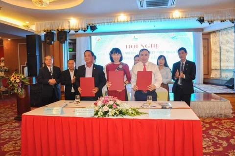 Ký kết biên bản thỏa thuận hợp tác phát triển du lịch giữa các Sở Du lịch 3 tỉnh, thành phố Nghệ An-Bình Định-Hải Phòng. (Nguồn: binhdinh.gov.vn) 
