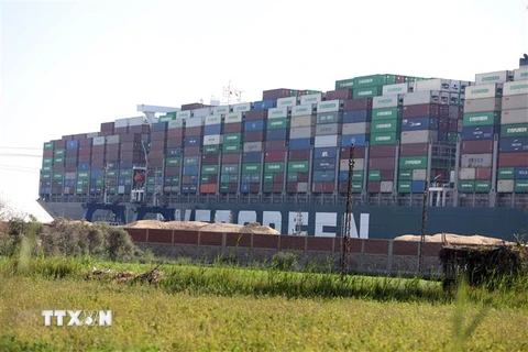 Siêu tàu container Ever Given bị mắc cạn tại kênh đào Suez, Ai Cập, ngày 27/3/2021. (Nguồn: THX/TTXVN) 